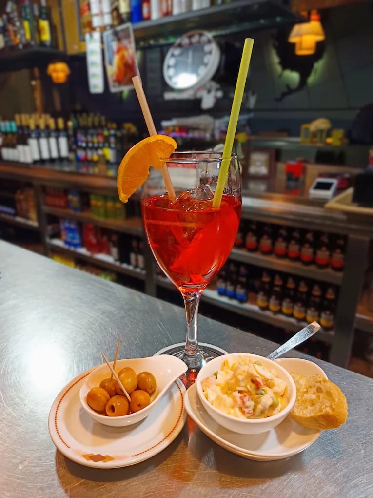 Cocktail con aperitivo en la barra